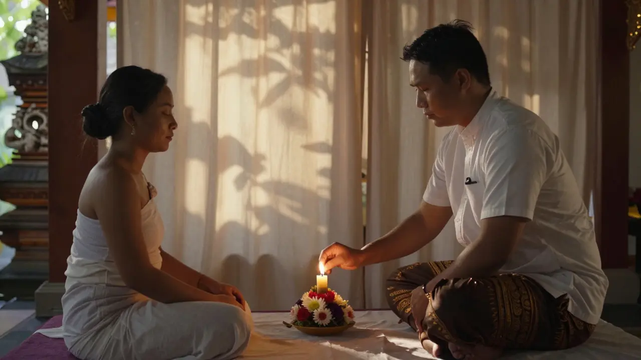 Ritual balinés con vela de arroz y ofrenda floral, mientras un cliente medita en calma antes del masaje.
