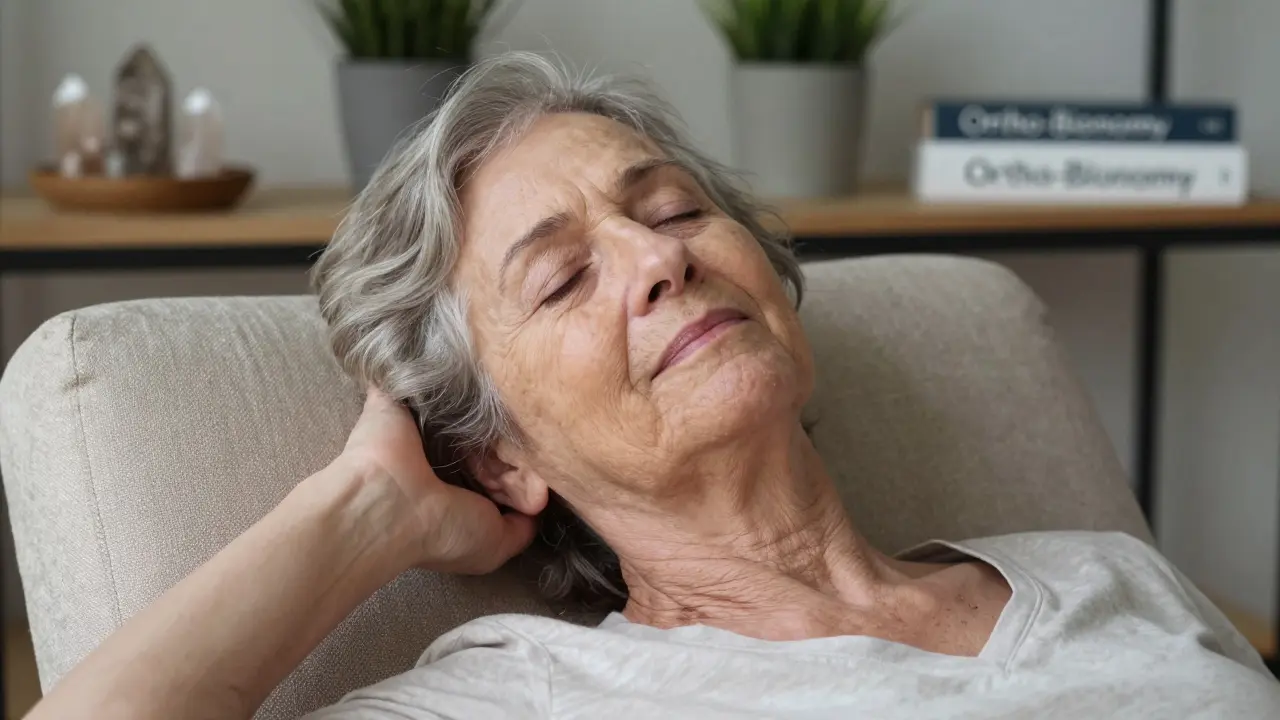 Una mujer mayor apoyando su cabeza suavemente con la mano, mostrando relajación natural en el cuello.